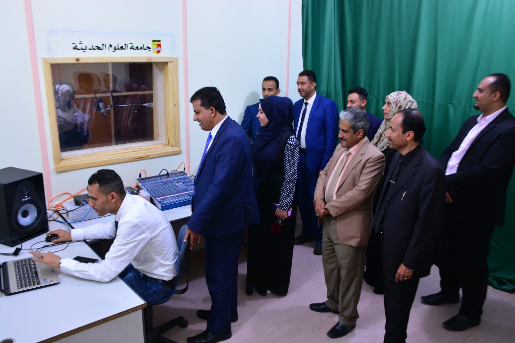 أمين عام الجامعة الدكتور يحيى ابوحاتم يطّلع على تحديث وتطوير الأستوديو الإذاعي الخاص بالجامعة